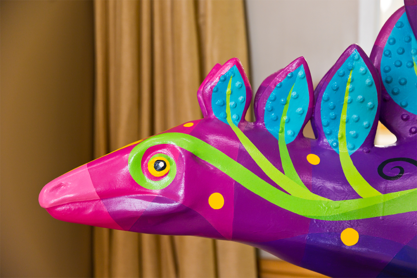 Close up of Seymour Sparklesaurus Pittsburgh Dinosaur Statue
